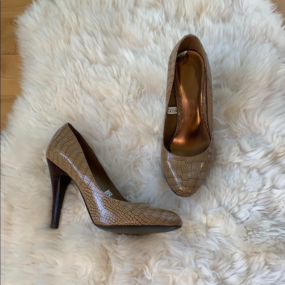 Heel shoes, size 6